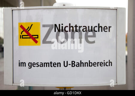 Zeichen, Metro, Nichtraucher-Zone, Deutsch für Nichtraucher-Bereich, Berlin Stockfoto