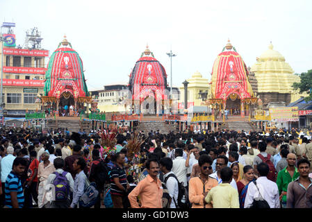 Puri, Indien. 6. Juli 2016. Anhänger aus der ganzen Welt versammeln sich bei Puri während das Ratha Yatra-Festival. Krishna-Anhänger aus aller Welt versammeln sich in Puri anlässlich Ratha Yatra Festival. Dies ist die einzige Zeit im Jahr, dass Anhänger Lord Jagannath Leaveing Tempel mit Vrother Balram und Schwester Subhadra zu ihrer Tante Hausbesuch für neun Tage und im Ratha oder das Auto in einer Prozession zu sehen. Ratha Yatra markiert ihre Reise vom und zum Haus ihrer Tante am Shri Gundicha Tempel. © Saikat Paul/Pacific Press/Alamy Live-Nachrichten Stockfoto