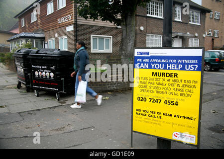 Polizei-Ankündigung von einem Tatort in Süd-London Stockfoto