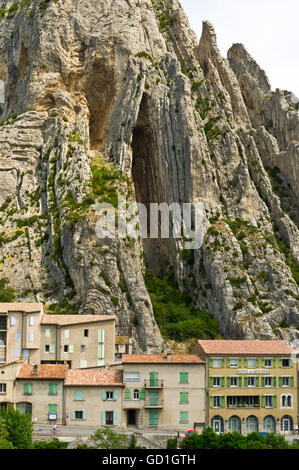 Felsen, Häuser und Château, Sisteron, [Alpes-de-Haute-Provence], Frankreich Stockfoto