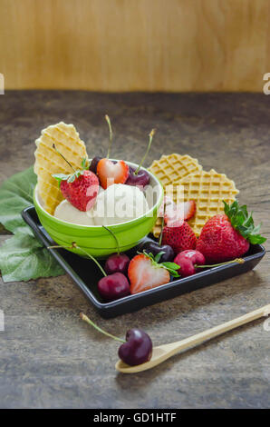 Kugeln Vanilleeis mit frischen Beeren-Früchten Stockfoto