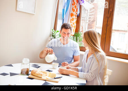 Süßes Paar frühstücken gemeinsam im Hause in der Küche Stockfoto