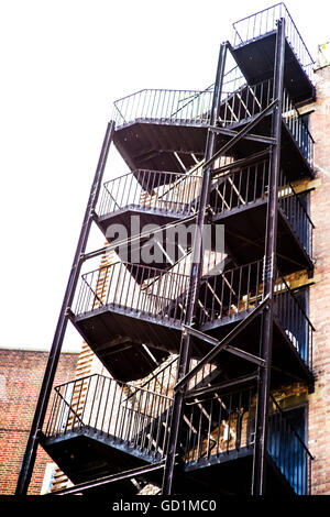 Außen Notausgang oder Feuerleiter Stahltreppe verwendet, um Menschen aus einer Brandgefahr evakuieren Stockfoto