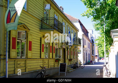 Pärnu Stadtzentrum mit seinen hauptsächlich Holzarchitektur und niedrigen, bunten Gebäuden.  Mary Magdalene Guild - ein Handwerkszentrum. Stockfoto