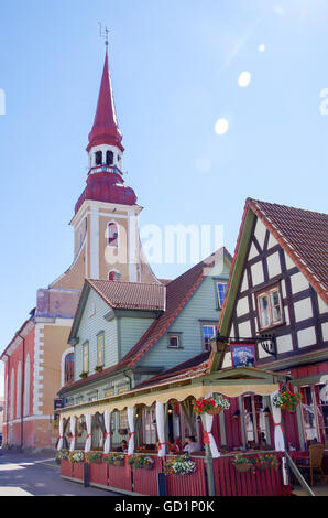 Pärnu Stadtzentrum mit seinen hauptsächlich aus Holz und bunten Gebäuden. Es gibt auch Eliisabeti Kirik - Elisabethkirche- und Sonne! Stockfoto