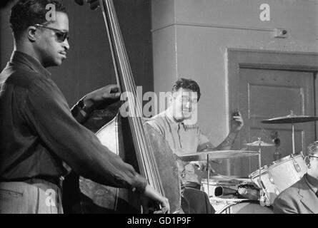 Israel Crosby am Bass und Gene Krupa am Schlagzeug Stockfoto