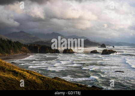 Wolken hängen tief über der Küste von Oregon; Cannon Beach, Oregon, Vereinigte Staaten von Amerika Stockfoto