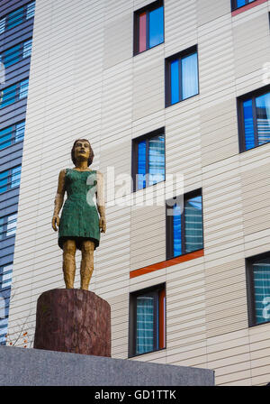 Bürogebäude und Statue. Mehr London Bereich. London, England, Vereinigtes Königreich, Europa. Stockfoto
