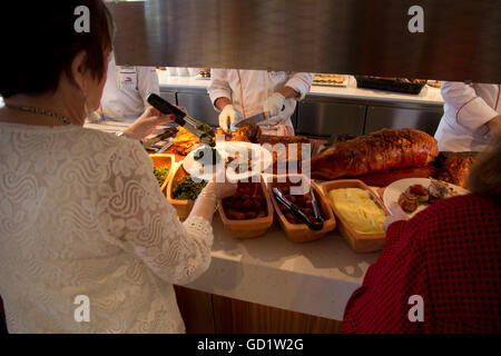 Nach einem Tag in Heidelberg grüßt ein herzhaftes Buffet mit deutschen Viking Alruna Gäste. Stockfoto