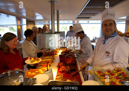 Nach einem Tag in Heidelberg grüßt ein herzhaftes Buffet mit deutschen Viking Alruna Gäste. Stockfoto