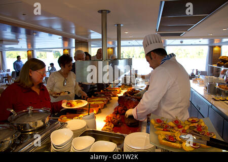 Nach einem Tag in Heidelberg grüßt ein herzhaftes Buffet mit deutschen Viking Alruna Gäste. Stockfoto