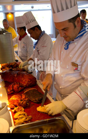 Nach einem Tag in Heidelberg grüßt ein herzhaftes Buffet mit deutschen Viking Alruna Gäste. Stockfoto