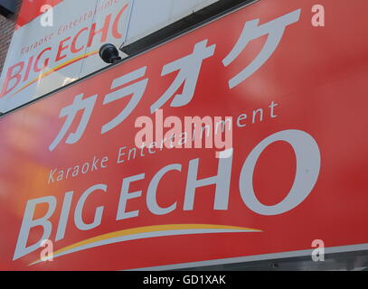 Großen japanischen Karaoke Echo. Eines der größten Karaoke-Box Kette in Japan. Stockfoto