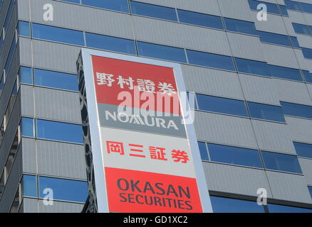 Nomura und Okasan Securities. Eines der größten Sicherheitsunternehmen in Japan. Stockfoto