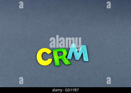 Business Abkürzung CRM kopieren Customer Relationship Management von Holz Buchstaben auf dunklem Hintergrund erstellt Speicherplatz Stockfoto