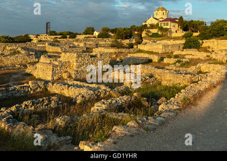 Alte Ruinen in Chersonesus Taurica in den Strahlen der Abendsonne. Sewastopol, Crimea. Russland Stockfoto