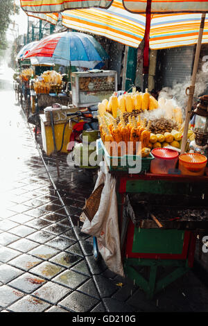 Straße Garküche mit gegrilltem Mais unter dem Regen, Ubud, Bali, Indonesien Stockfoto