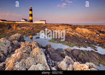 Die St. Johns Point Lighthouse in Nordirland bei Sonnenuntergang fotografiert. Stockfoto