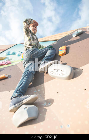 Kind Klettern eine Kletterwand. Spielplatz Stockfoto