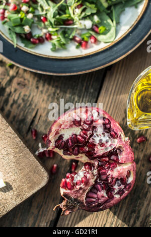 Grüner Salat mit Granatapfel, Manna Kruppe, Zwiebeln. Granatapfel-Dressing. Stockfoto