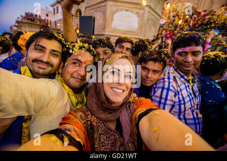 Laura Grier Selfie in der Menge während der Blüte Holi Festival, Vrindavan, Uttar Pradesh, Indien, Asien Stockfoto