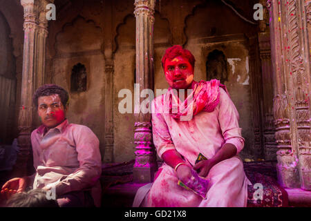 Man bedeckt in rotes Pigment, Holi Festival, Vrindavan, Uttar Pradesh, Indien, Asien Stockfoto
