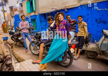 Frau, die in den blauen Straßen von Jodhpur, die blaue Stadt, Rajasthan, Indien, Asien Stockfoto