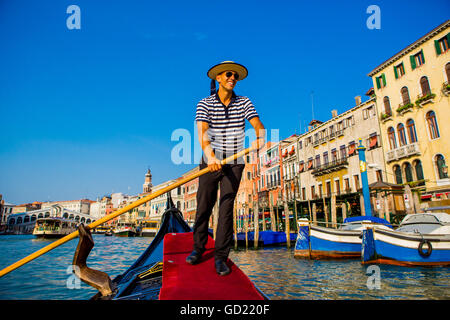 Gondoliere in Venedig, UNESCO World Heritage Site, Veneto, Italien, Europa Stockfoto