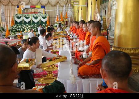 Sitzende buddhistische Mönche singen und Lesen Gebete bei einer Zeremonie, buddhistische Tempel Wat Ong Teu, Vientiane, Laos, Indochina, Asien Stockfoto