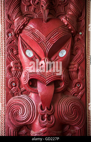 Hölzernes Schnitzen an einer Maori-Versammlungshaus, Waitangi Treaty Grounds, Bay of Islands, Region Northland, Nordinsel, Neuseeland Stockfoto