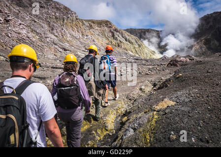 Touristen erkunden Vulkaninsel White Island, ein aktiver Vulkan in der Bay of Plenty, North Island, Neuseeland, Pazifik Stockfoto