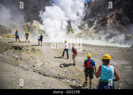 Touristen erkunden Vulkaninsel White Island, ein aktiver Vulkan in der Bay of Plenty, North Island, Neuseeland, Pazifik Stockfoto