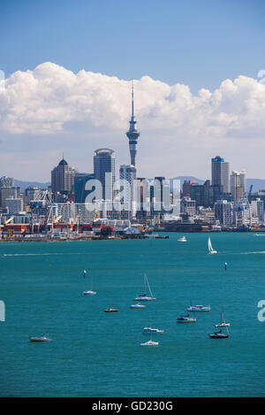 Skyline von Auckland City und Hafen von Auckland gesehen von Devenport, North Island, Neuseeland, Pazifik Stockfoto