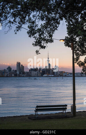 Auckland Skyline bei Nacht gesehen von Bayswater, Auckland, Nordinsel, Neuseeland, Pazifik Stockfoto