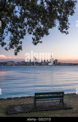 Auckland Skyline bei Nacht gesehen von Bayswater, Auckland, Nordinsel, Neuseeland, Pazifik Stockfoto