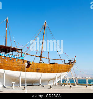 in Oman altes Boot auf dem Bürgersteig nahe dem Meer Stockfoto