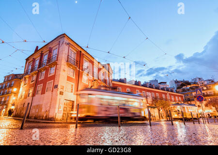 Die Lichter der Stadt auf die typische Architektur und alten Straßen in der Abenddämmerung während die Tram 28 verläuft, Alfama, Lissabon, Portugal, Europa Stockfoto