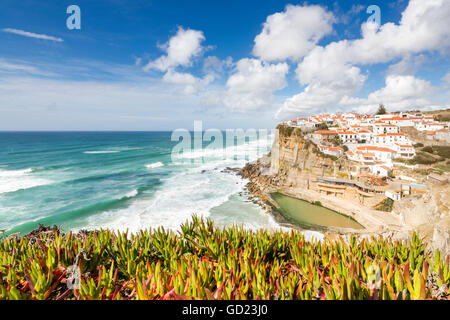 Draufsicht auf das hochgelegene Dorf Azenhas Do Mar, umgeben von grüner Vegetation, Sintra, Portugal und den Atlantischen Ozean Stockfoto