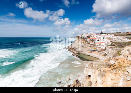 Draufsicht auf das hochgelegene Dorf Azenhas Do Mar, umgeben von den tosenden Wellen des Atlantischen Ozeans, Sintra, Portugal Stockfoto