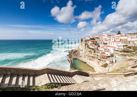 Draufsicht auf das hochgelegene Dorf Azenhas Do Mar, umgeben von den tosenden Wellen des Atlantischen Ozeans, Sintra, Portugal Stockfoto