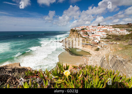 Draufsicht auf das hochgelegene Dorf Azenhas Do Mar, umgeben von grüner Vegetation, Sintra, Portugal und den Atlantischen Ozean Stockfoto