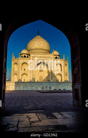 Blick auf das Taj Mahal durch eine Tür, die zum UNESCO-Weltkulturerbe, Agra, Uttar Pradesh, Indien, Asien Stockfoto