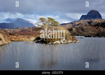 Zwei Berge von Silvan und Canisp aus Loch Druim Suardalain, Sutherland, Schottland, Vereinigtes Königreich, Europa Stockfoto