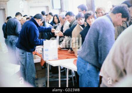 Veranstaltungen, Kroatischer Unabhängigkeitskrieg 1991 - 1995, Menschenmenge auf dem Markt im Diokletianpalast, Split, 21.12.1992, Jugoslawien, Jugoslawienkriege, Balkan, Konflikt, Menschen, Elend, Mangel an Angebot, Handel, 1990er, 90er, 20. Jahrhundert, historisch, historisch, Zusatzrechte-Clearences-nicht verfügbar Stockfoto