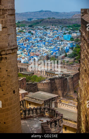 Die Aussicht vom Mehrangarh Fort von den blauen Dächern in Jodhpur, die blaue Stadt, Rajasthan, Indien, Asien Stockfoto