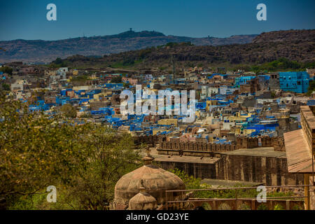 Die Aussicht vom Mehrangarh Fort von den blauen Dächern in Jodhpur, die blaue Stadt, Rajasthan, Indien, Asien Stockfoto