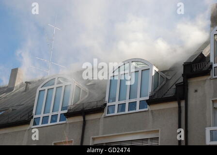 Brände, Dachbrand eines Mehrfamilienhauses, Stollbergstraße, München, 25.2.2010, Zusatz-Rechteklärung-nicht möglich Stockfoto