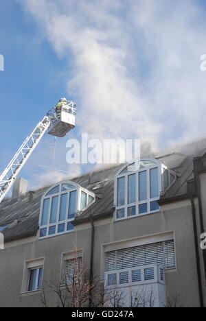 Brände, Dachbrand eines Mehrfamilienhauses, Stollbergstraße, München, 25.2.2010, Zusatz-Rechteklärung-nicht möglich Stockfoto