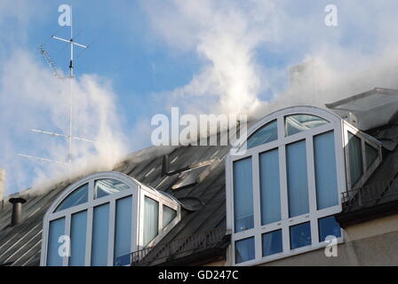 Brände, Dachbrand eines Mehrfamilienhauses, Stollbergstraße, München, 25.2.2010, Zusatz-Rechteklärung-nicht möglich Stockfoto