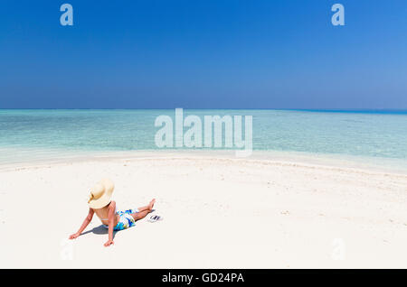 Frau auf der Sandbank, Kaafu Atoll, Malediven, Indischer Ozean, Asien Stockfoto